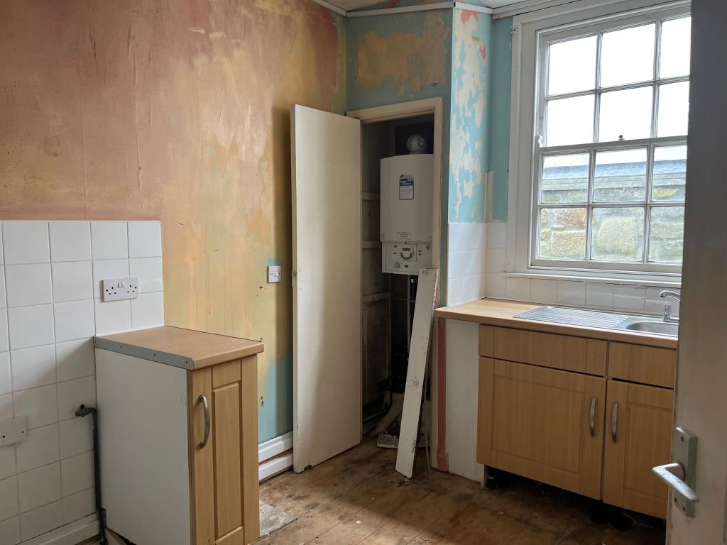 Lot: 82 - LARGE PERIOD HOUSE COMPRISING FIVE SELF-CONTAINED FLATS FOR UPDATING - Kitchen in Flat two located to the rear on the ground floor